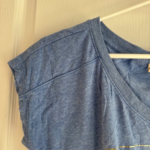 Hollister vneck graphic tshirt - Picture 3 of 5